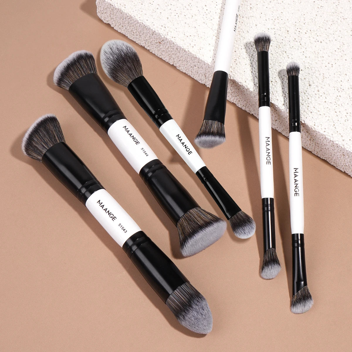 Pinceaux de maquillage MAANGE, lot de 6 pinceaux professionnels synthétiques pour fond de teint, anticernes, kabuki, visage, pinceaux de maquillage de voyage