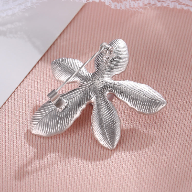 Broche rétro fleur à cinq pétales pour femme – Corsage simple avec perle – Épingle élégante (anti-décolleté) – Accessoire vestimentaire