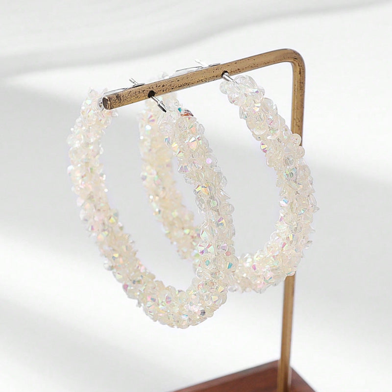 Boucles d'oreilles tendance (style international) : modèle audacieux et polyvalent, entièrement pavé de strass, pour une allure élégante et sophistiquée
