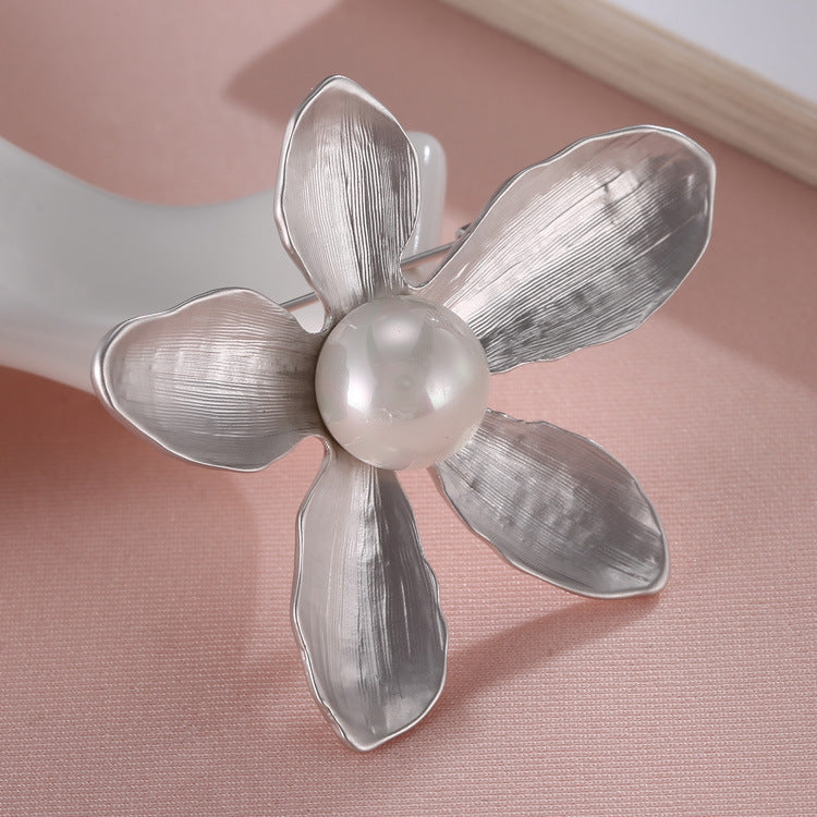 Broche rétro fleur à cinq pétales pour femme – Corsage simple avec perle – Épingle élégante (anti-décolleté) – Accessoire vestimentaire
