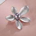 Broche rétro fleur à cinq pétales pour femme – Corsage simple avec perle – Épingle élégante (anti-décolleté) – Accessoire vestimentaire
