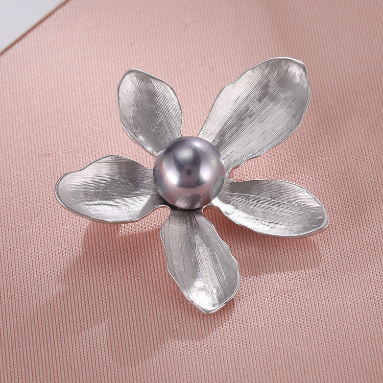 Broche rétro fleur à cinq pétales pour femme – Corsage simple avec perle – Épingle élégante (anti-décolleté) – Accessoire vestimentaire