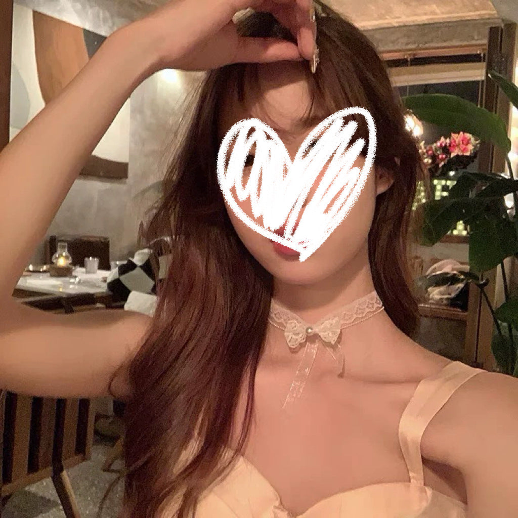 Collier pour femme au style féerique et doux : dentelle blanche délicate, perles et nœud en superposition, style ras-du-cou (chaîne de clavicule)