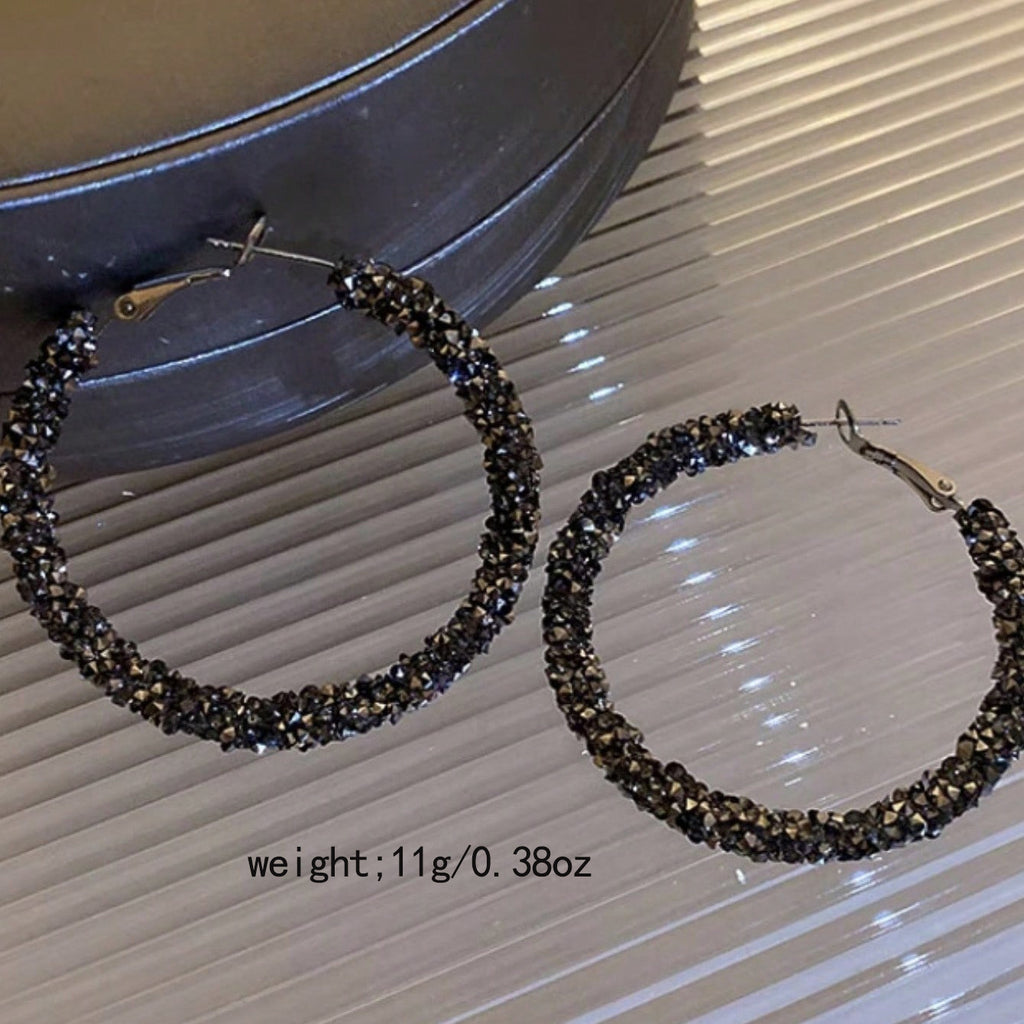 Boucles d'oreilles tendance (style international) : modèle audacieux et polyvalent, entièrement pavé de strass, pour une allure élégante et sophistiquée