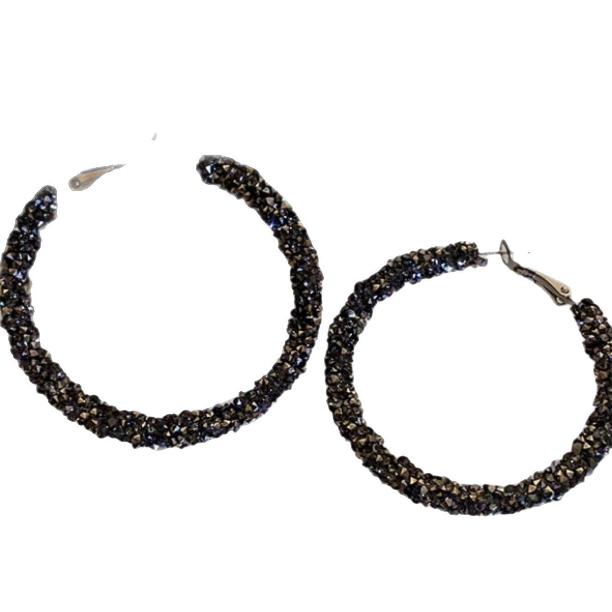 Boucles d'oreilles tendance (style international) : modèle audacieux et polyvalent, entièrement pavé de strass, pour une allure élégante et sophistiquée