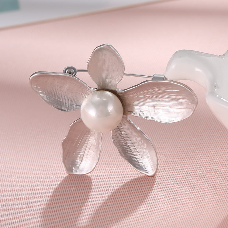 Broche rétro fleur à cinq pétales pour femme – Corsage simple avec perle – Épingle élégante (anti-décolleté) – Accessoire vestimentaire