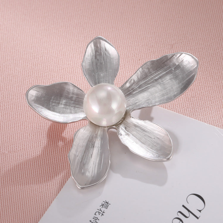 Broche rétro fleur à cinq pétales pour femme – Corsage simple avec perle – Épingle élégante (anti-décolleté) – Accessoire vestimentaire