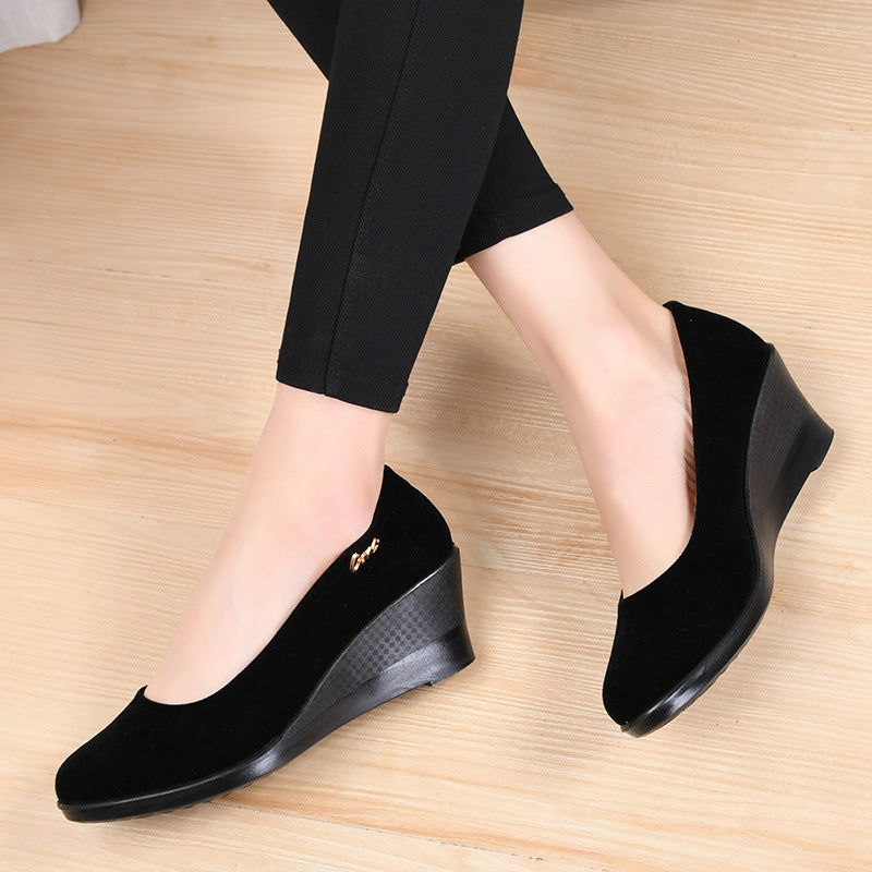 Chaussures noires en polyuréthane pour femme : semelles épaisses et talons compensés – Adaptées aux cérémonies ou au travail (hôtellerie) – Style traditionnel « Vieux Pékin »