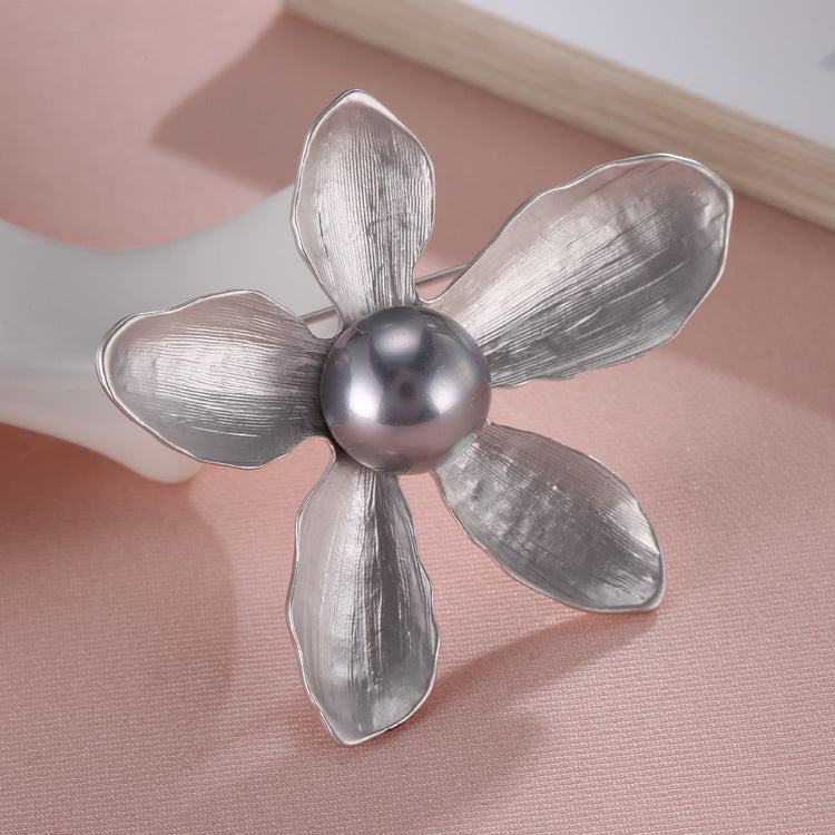 Broche rétro fleur à cinq pétales pour femme – Corsage simple avec perle – Épingle élégante (anti-décolleté) – Accessoire vestimentaire