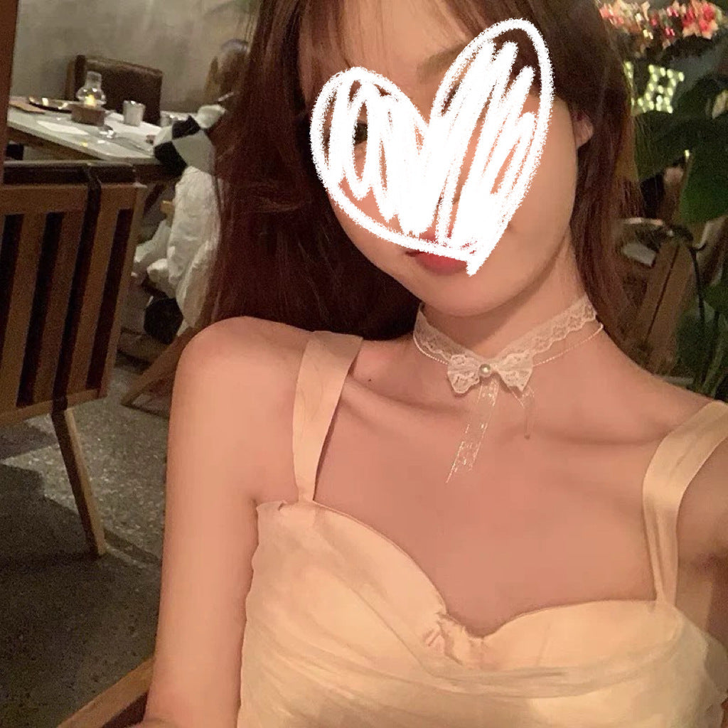 Collier pour femme au style féerique et doux : dentelle blanche délicate, perles et nœud en superposition, style ras-du-cou (chaîne de clavicule)