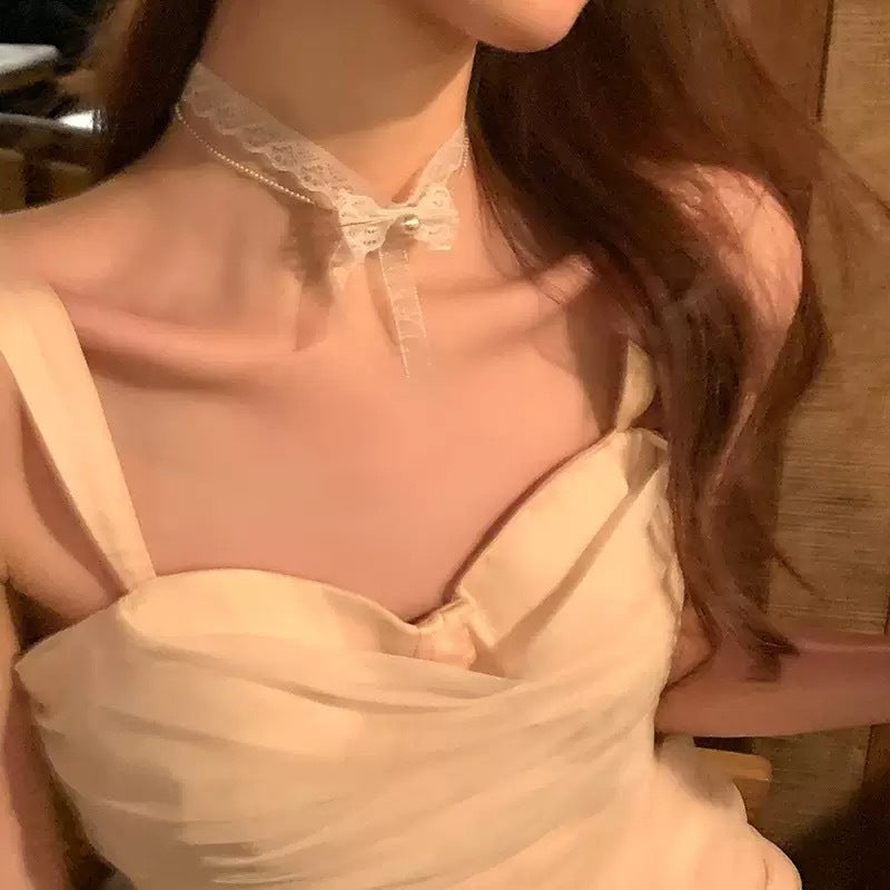 Collier pour femme au style féerique et doux : dentelle blanche délicate, perles et nœud en superposition, style ras-du-cou (chaîne de clavicule)