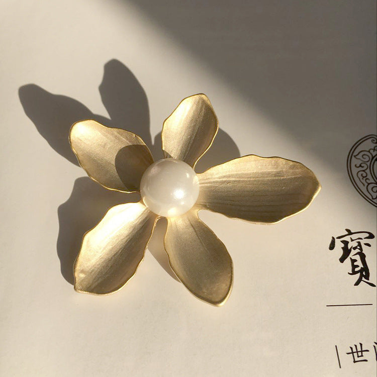 Broche rétro fleur à cinq pétales pour femme – Corsage simple avec perle – Épingle élégante (anti-décolleté) – Accessoire vestimentaire