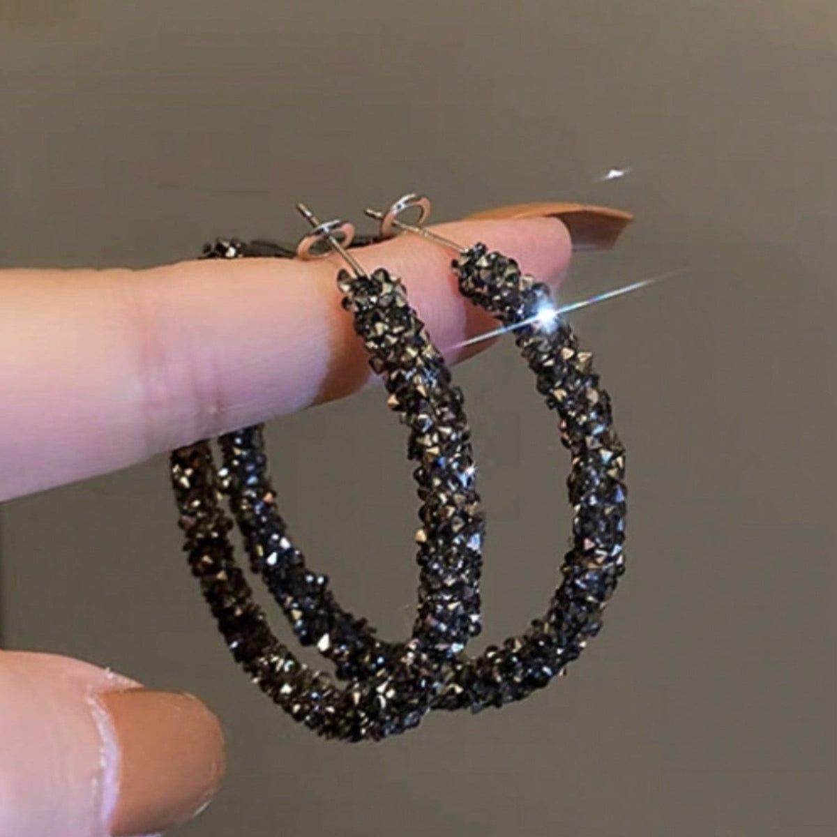 Boucles d'oreilles tendance (style international) : modèle audacieux et polyvalent, entièrement pavé de strass, pour une allure élégante et sophistiquée