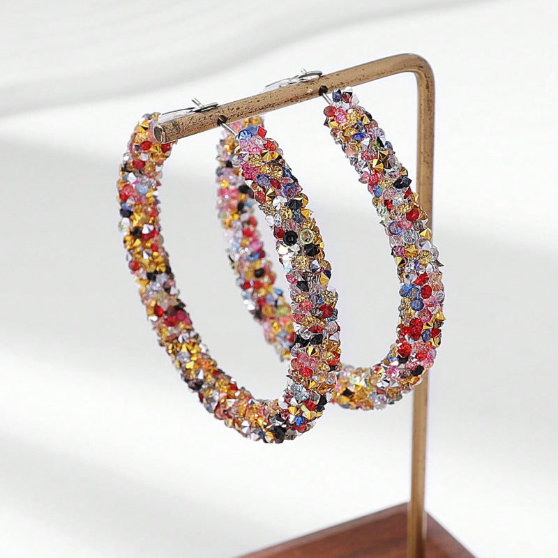 Boucles d'oreilles tendance (style international) : modèle audacieux et polyvalent, entièrement pavé de strass, pour une allure élégante et sophistiquée