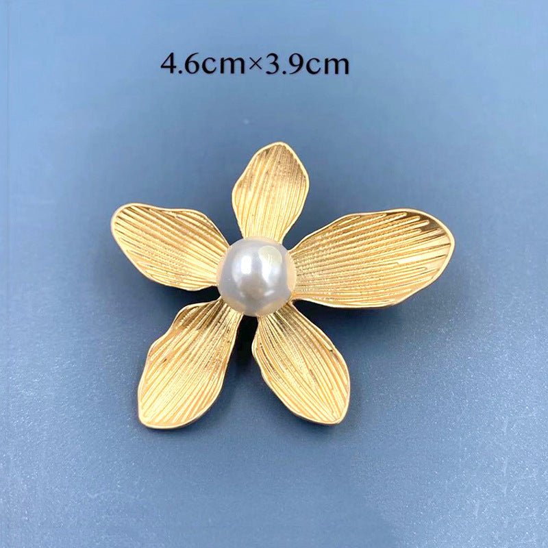 Broche rétro fleur à cinq pétales pour femme – Corsage simple avec perle – Épingle élégante (anti-décolleté) – Accessoire vestimentaire