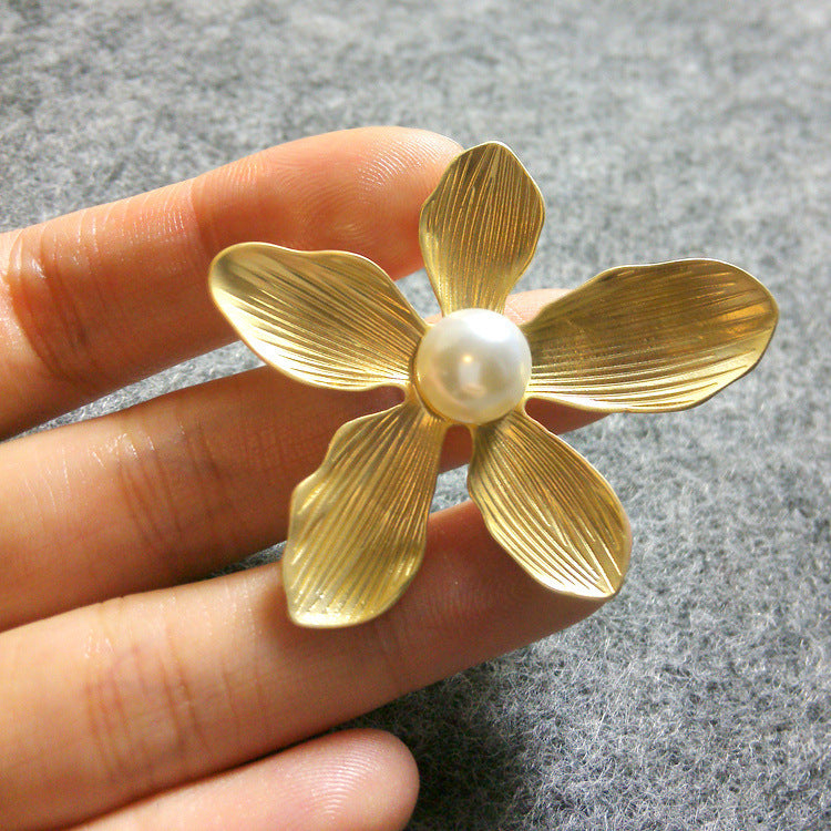Broche rétro fleur à cinq pétales pour femme – Corsage simple avec perle – Épingle élégante (anti-décolleté) – Accessoire vestimentaire