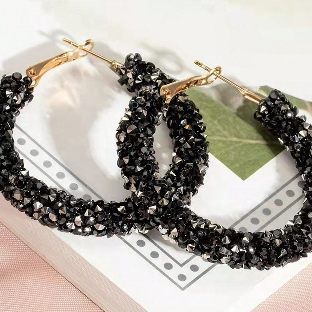 Boucles d'oreilles tendance (style international) : modèle audacieux et polyvalent, entièrement pavé de strass, pour une allure élégante et sophistiquée