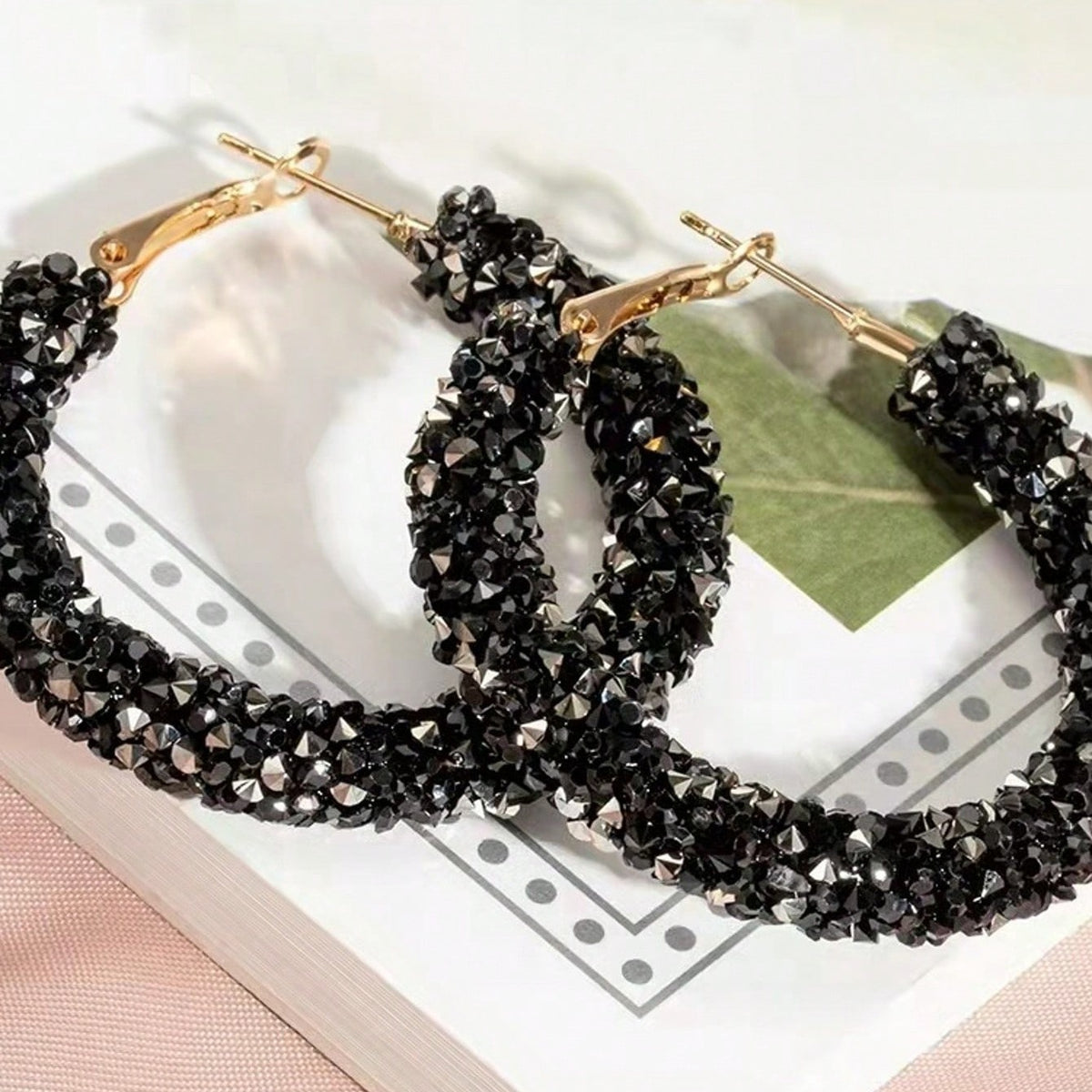 Boucles d'oreilles tendance (style international) : modèle audacieux et polyvalent, entièrement pavé de strass, pour une allure élégante et sophistiquée