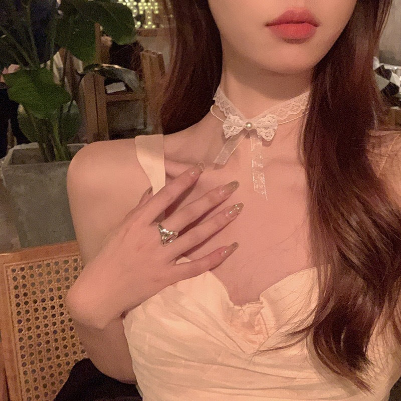 Collier pour femme au style féerique et doux : dentelle blanche délicate, perles et nœud en superposition, style ras-du-cou (chaîne de clavicule)
