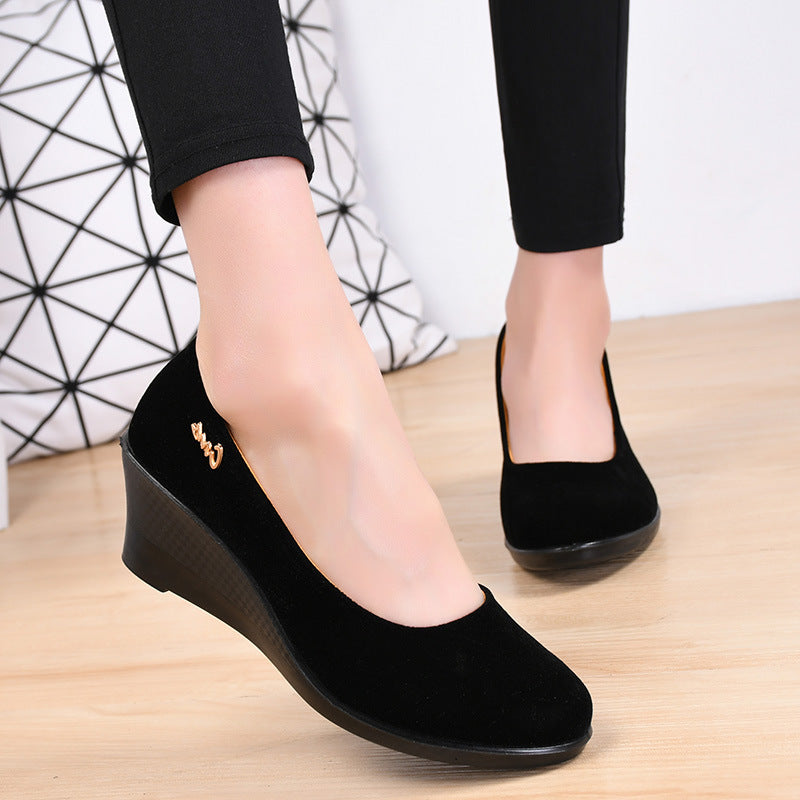 Chaussures noires en polyuréthane pour femme : semelles épaisses et talons compensés – Adaptées aux cérémonies ou au travail (hôtellerie) – Style traditionnel « Vieux Pékin »