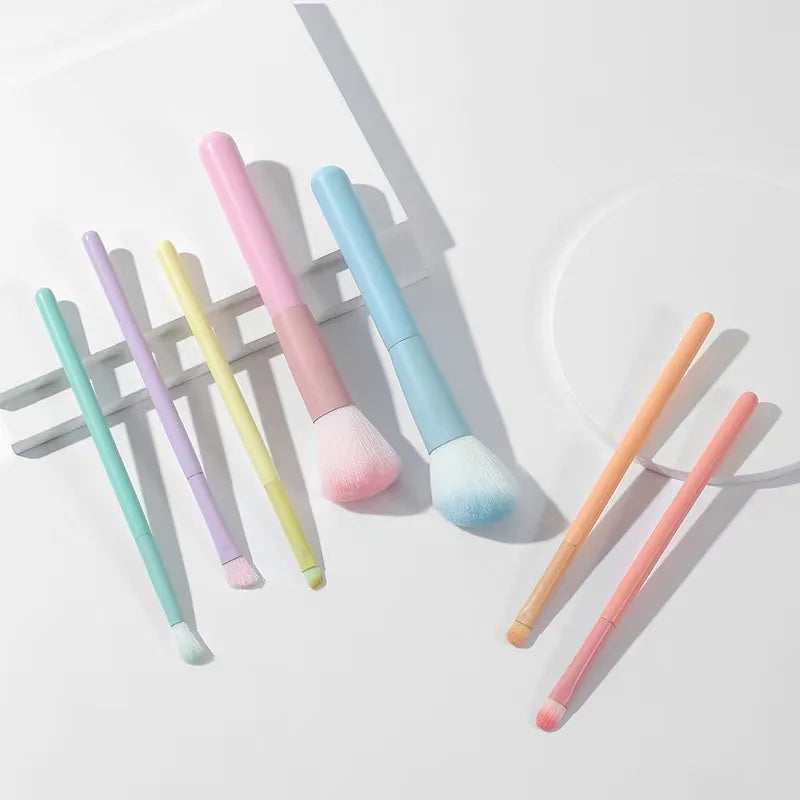 Un ensemble complet d'outils de maquillage comprenant 7 pinceaux de maquillage colorés, poudre libre, contour, fard à paupières, pinceaux à sourcils, etc.