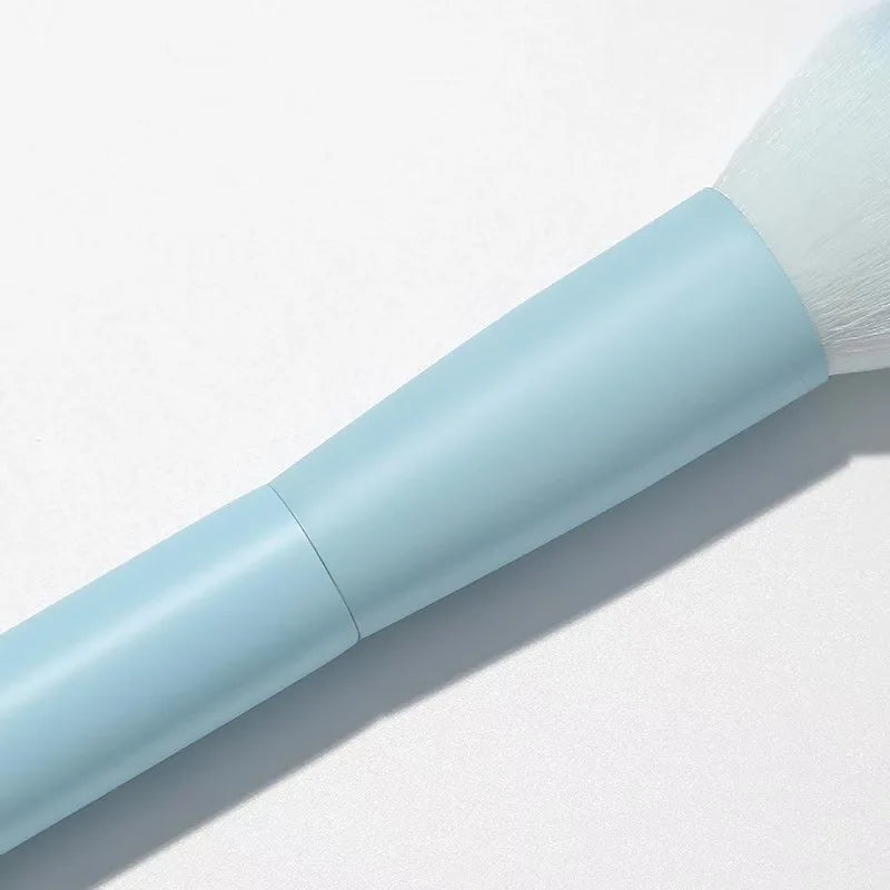 Un ensemble complet d'outils de maquillage comprenant 7 pinceaux de maquillage colorés, poudre libre, contour, fard à paupières, pinceaux à sourcils, etc.
