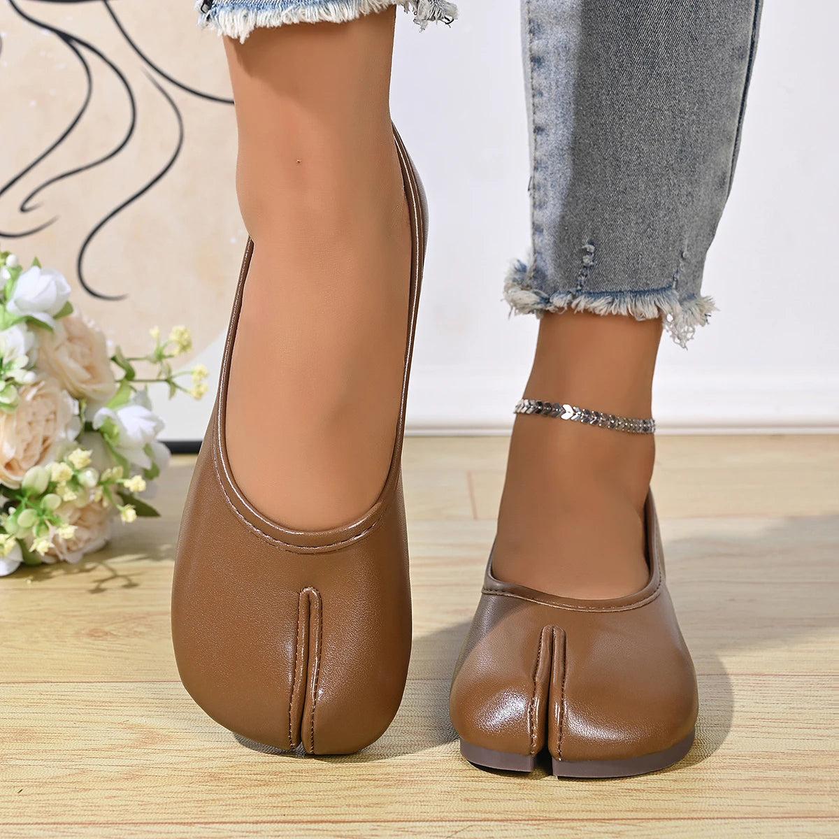 Chaussures Tabi en cuir PU tendance pour femmes, fabriquées à la main, chaussures plates de haute qualité, design de luxe, mules à bout fendu.