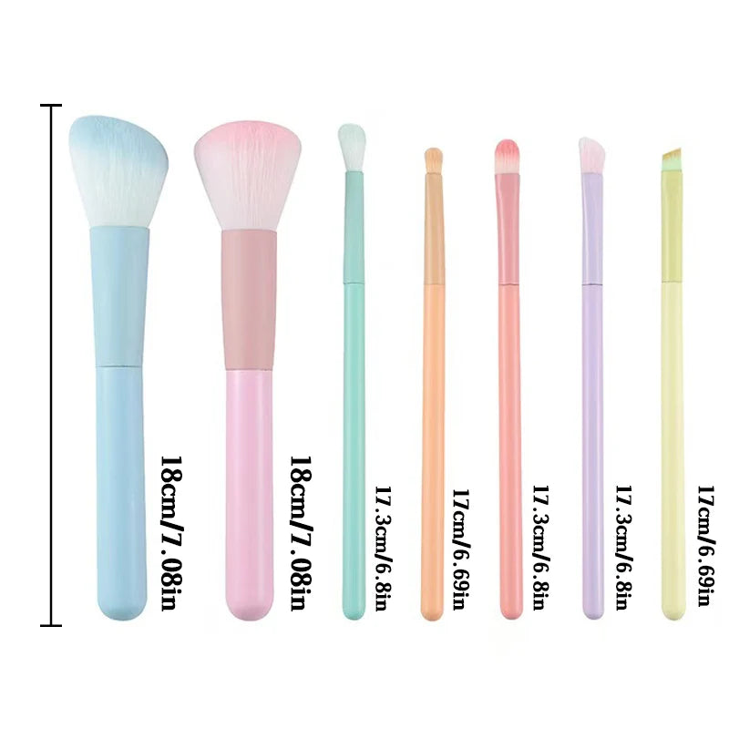 Un ensemble complet d'outils de maquillage comprenant 7 pinceaux de maquillage colorés, poudre libre, contour, fard à paupières, pinceaux à sourcils, etc.