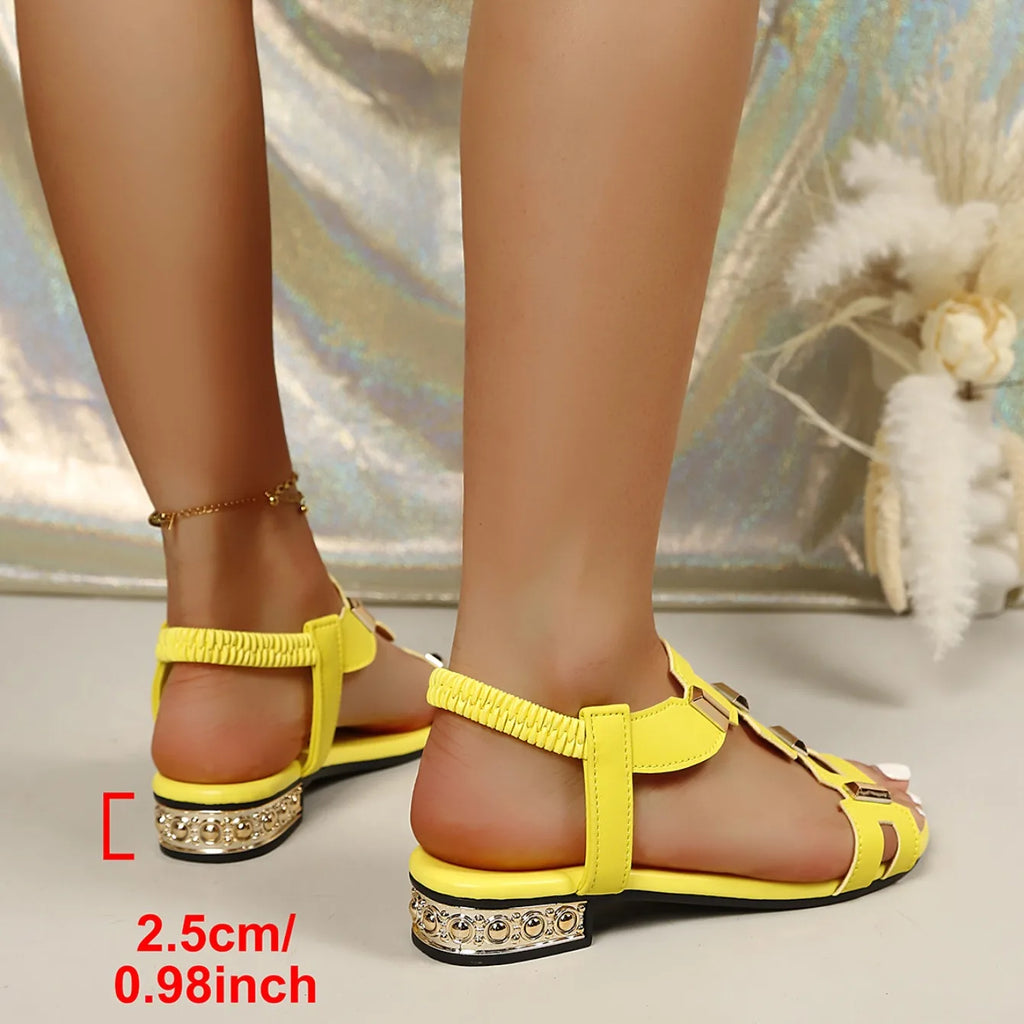 Nouvelles Sandales Plates et Décontractées pour Femme 2026 – Chaussures de Plage Confortables avec Décoration Métallique