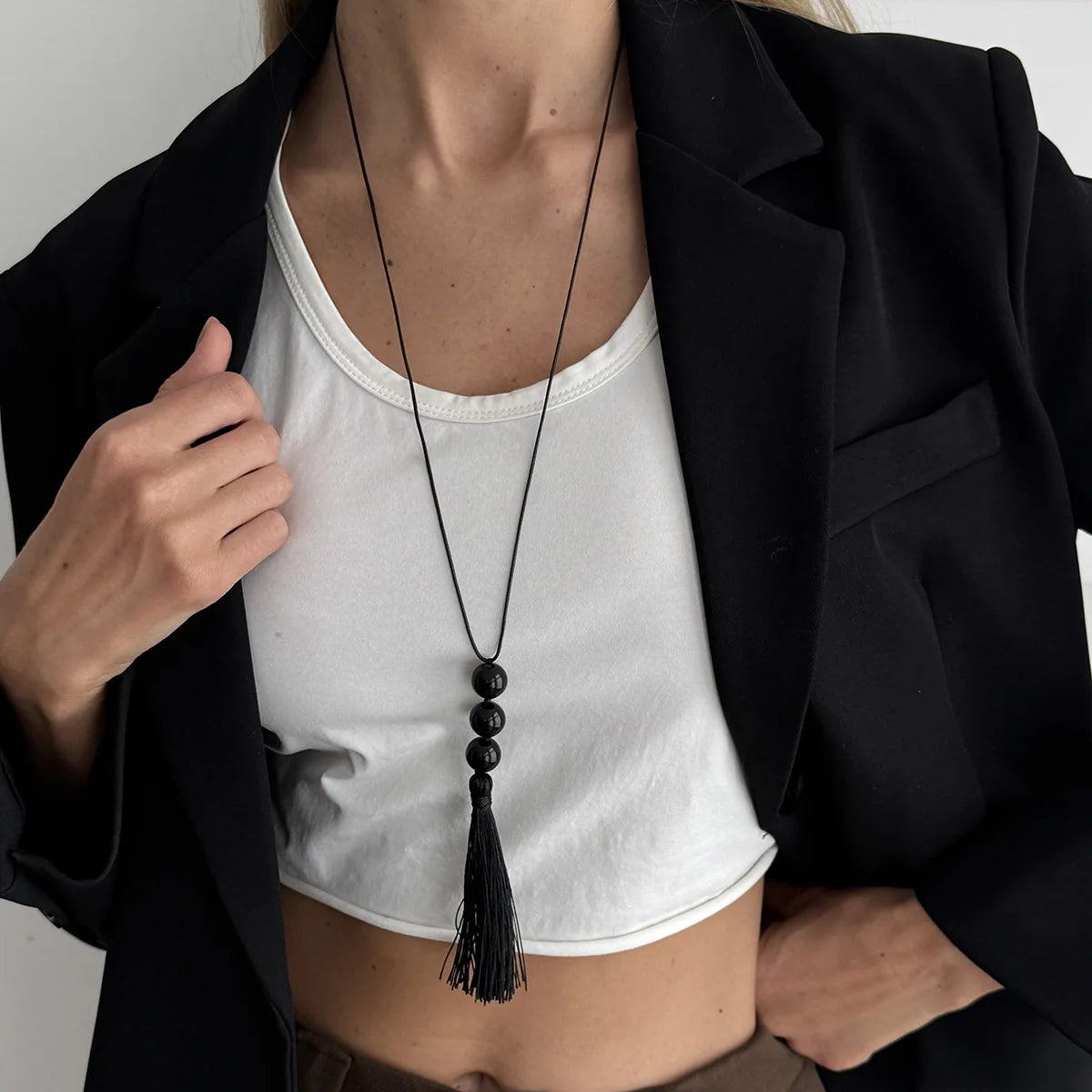 Collier Long avec pendentif pompon perlé en acrylique noir pour femmes, créatif, à la mode, fil de cire réglable, chaîne de pull, bijoux cadeaux