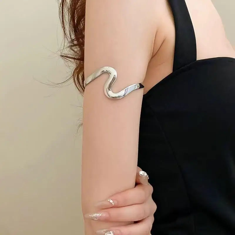 Bracelet ouvert en forme de vague pour femme, design minimaliste, bijoux élégants pour le travail, le bureau et les affaires