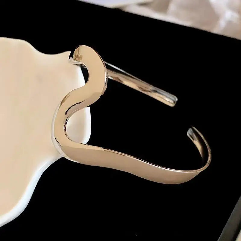 Bracelet ouvert en forme de vague pour femme, design minimaliste, bijoux élégants pour le travail, le bureau et les affaires