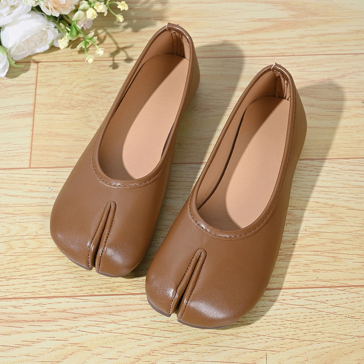 Chaussures Tabi en cuir PU tendance pour femmes, fabriquées à la main, chaussures plates de haute qualité, design de luxe, mules à bout fendu.