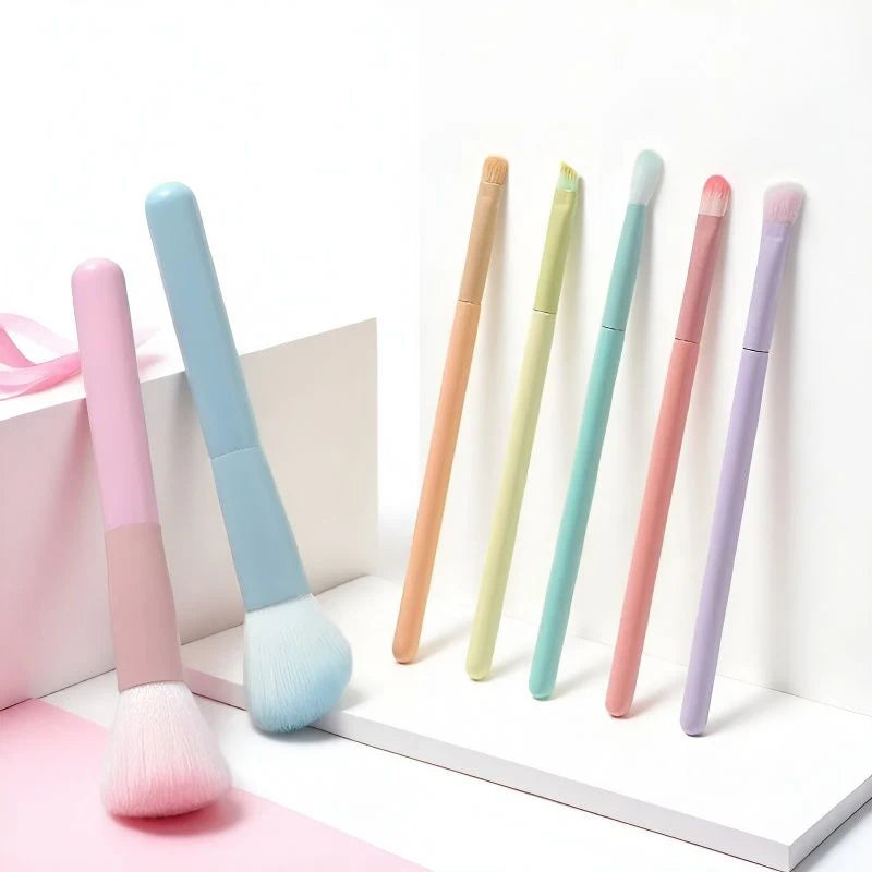 Un ensemble complet d'outils de maquillage comprenant 7 pinceaux de maquillage colorés, poudre libre, contour, fard à paupières, pinceaux à sourcils, etc.