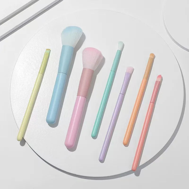 Un ensemble complet d'outils de maquillage comprenant 7 pinceaux de maquillage colorés, poudre libre, contour, fard à paupières, pinceaux à sourcils, etc.