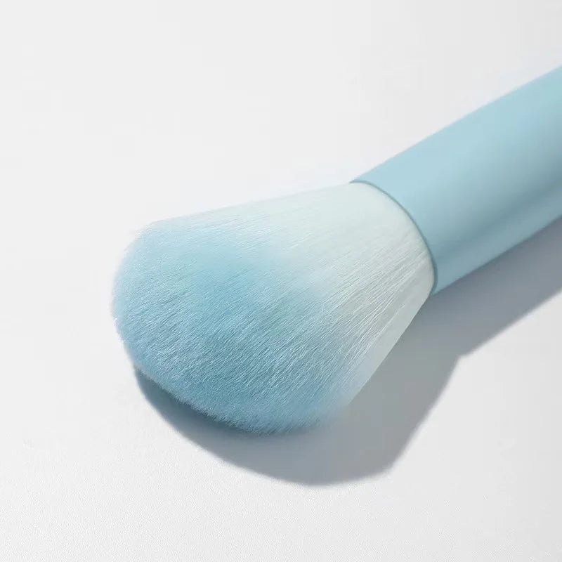 Un ensemble complet d'outils de maquillage comprenant 7 pinceaux de maquillage colorés, poudre libre, contour, fard à paupières, pinceaux à sourcils, etc.