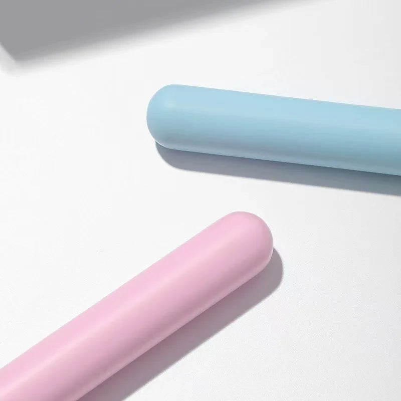 Un ensemble complet d'outils de maquillage comprenant 7 pinceaux de maquillage colorés, poudre libre, contour, fard à paupières, pinceaux à sourcils, etc.