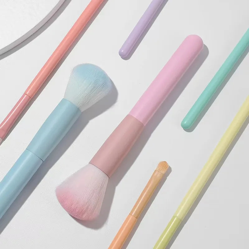 Un ensemble complet d'outils de maquillage comprenant 7 pinceaux de maquillage colorés, poudre libre, contour, fard à paupières, pinceaux à sourcils, etc.