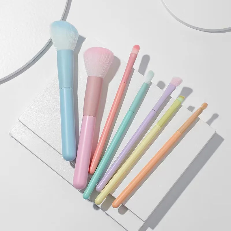 Un ensemble complet d'outils de maquillage comprenant 7 pinceaux de maquillage colorés, poudre libre, contour, fard à paupières, pinceaux à sourcils, etc.