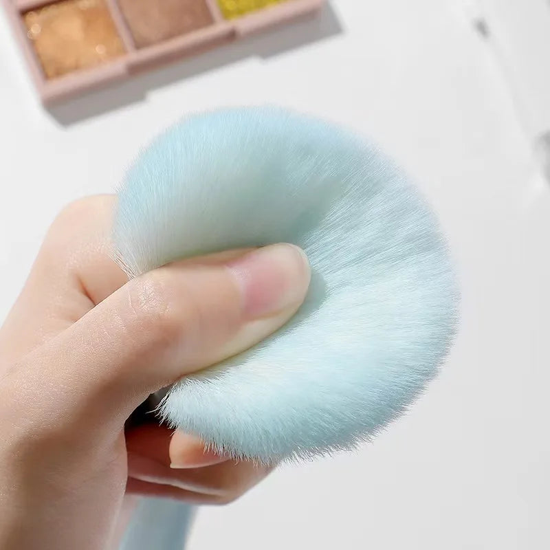 Un ensemble complet d'outils de maquillage comprenant 7 pinceaux de maquillage colorés, poudre libre, contour, fard à paupières, pinceaux à sourcils, etc.