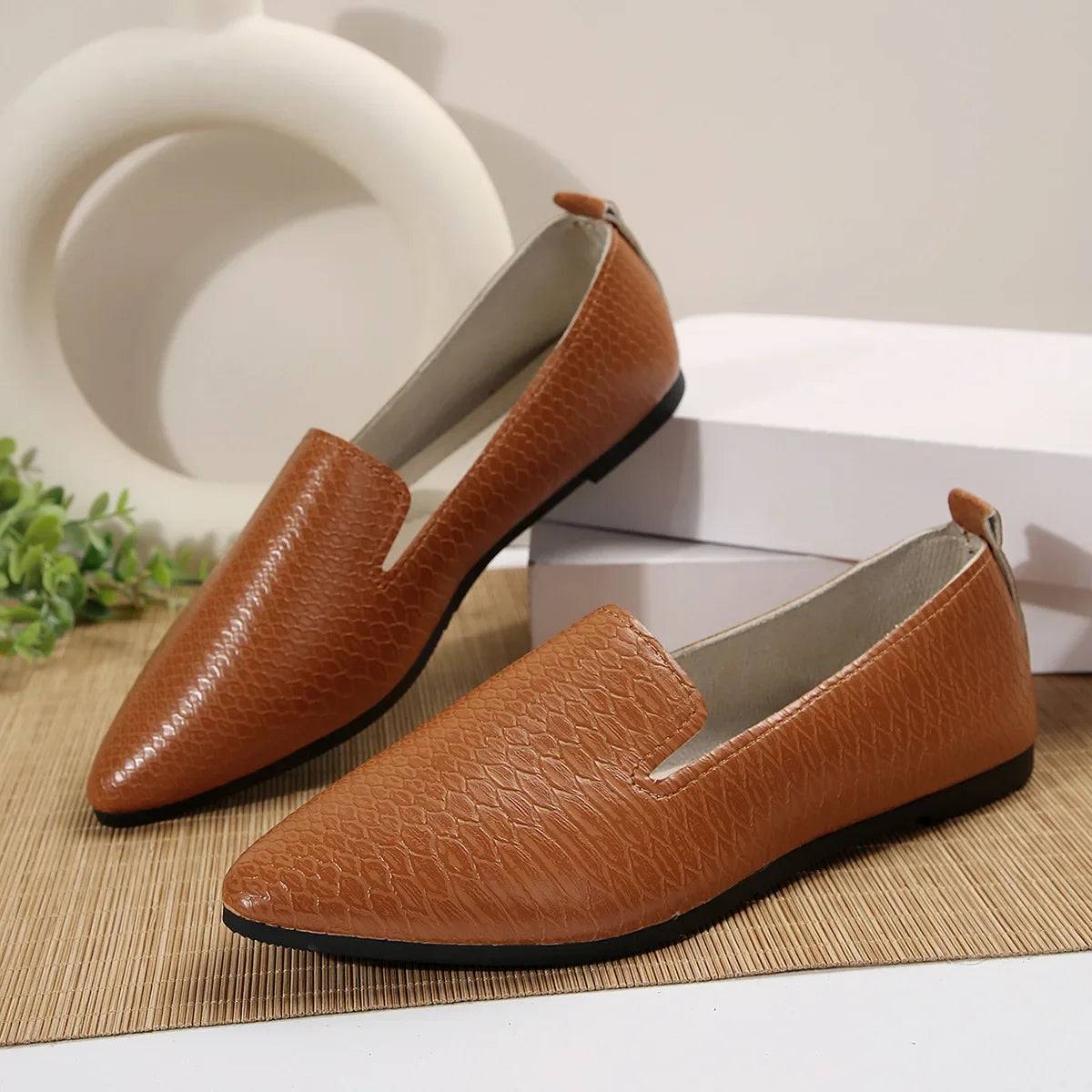 Chaussures pour femmes mocassins en cuir PU ballerines bout pointu pieds nus Slip-on décontracté talon bas mode pierre modèle femme chaussure plate
