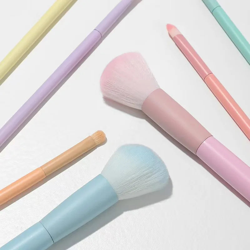 Un ensemble complet d'outils de maquillage comprenant 7 pinceaux de maquillage colorés, poudre libre, contour, fard à paupières, pinceaux à sourcils, etc.