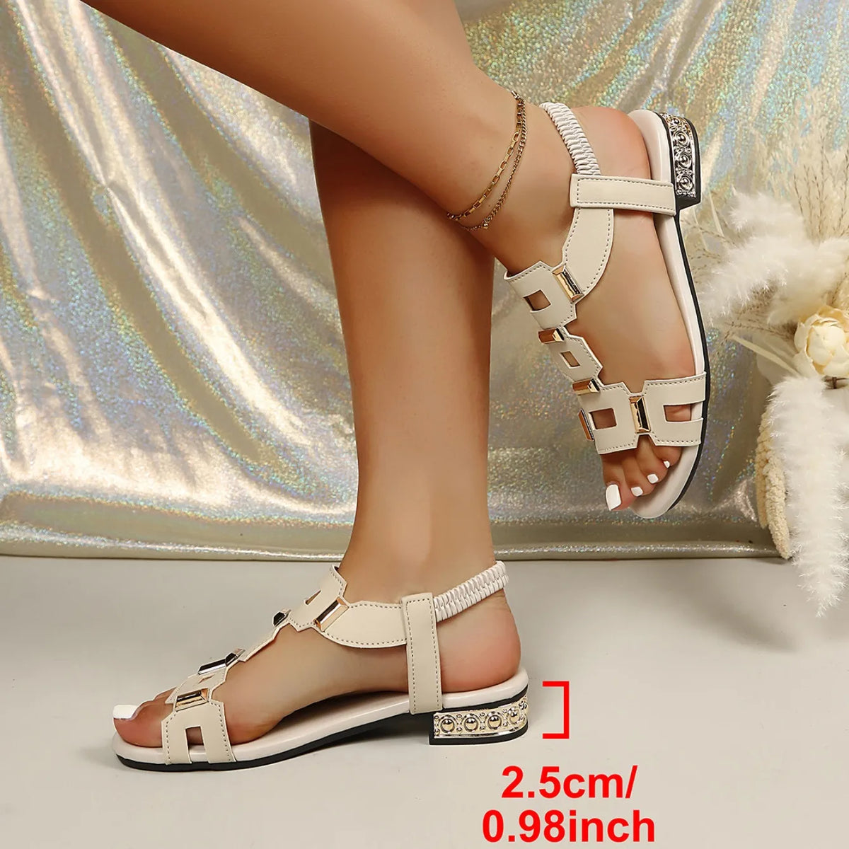Nouvelles Sandales Plates et Décontractées pour Femme 2026 – Chaussures de Plage Confortables avec Décoration Métallique